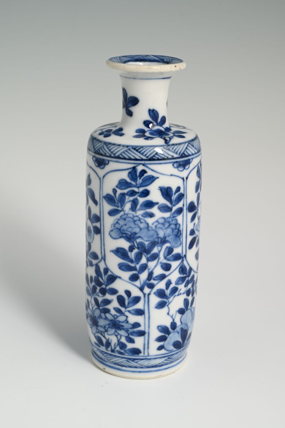 A Chinese porcelain vase - image 5