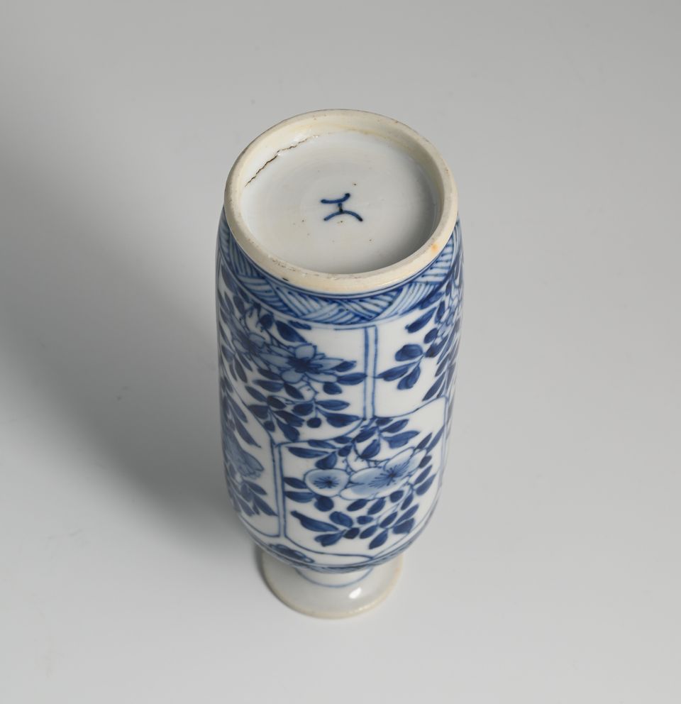 A Chinese porcelain vase - image 6