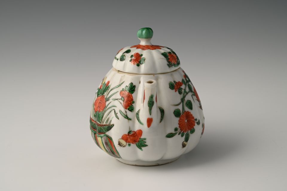 A Chinese porcelain teapot - image 5