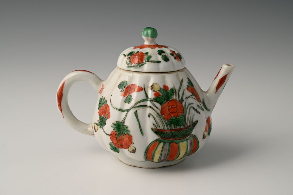 A Chinese porcelain teapot - image 3