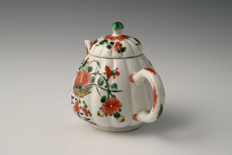 A Chinese porcelain teapot - image 2