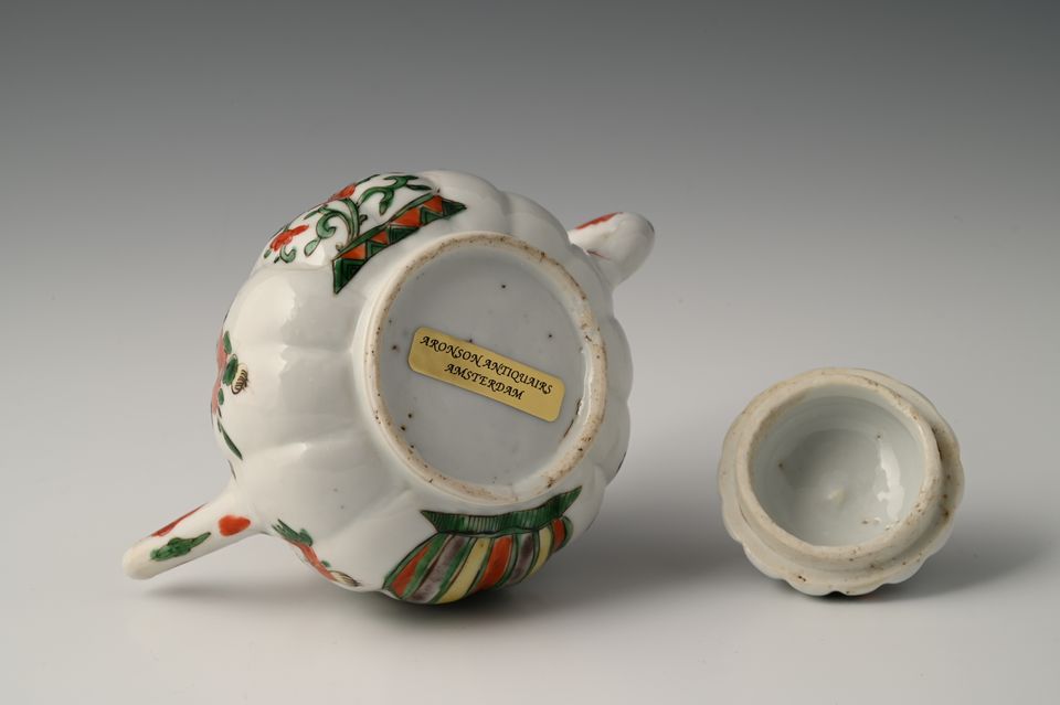 A Chinese porcelain teapot - image 7