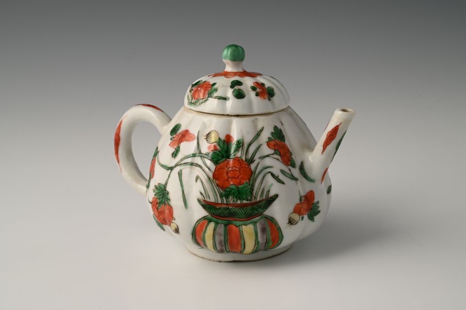 A Chinese porcelain teapot - image 4