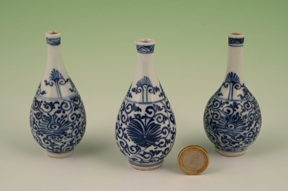 A set of three Chinese porcelain vases - image 2
