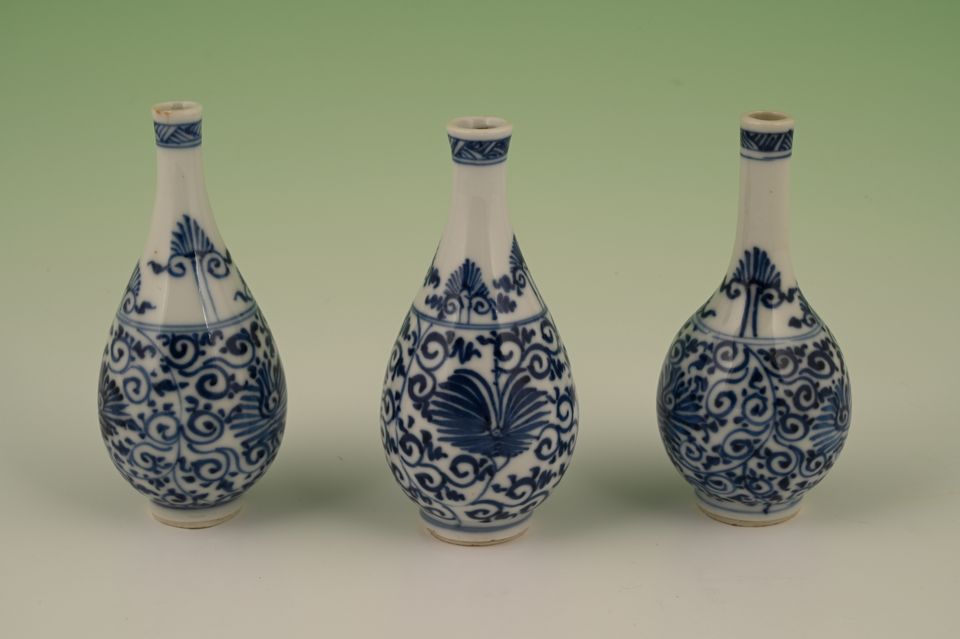 A set of three Chinese porcelain vases - image 3