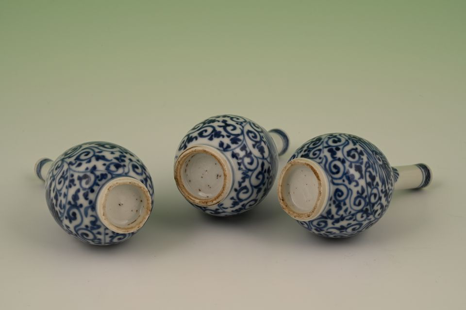 A set of three Chinese porcelain vases - image 4