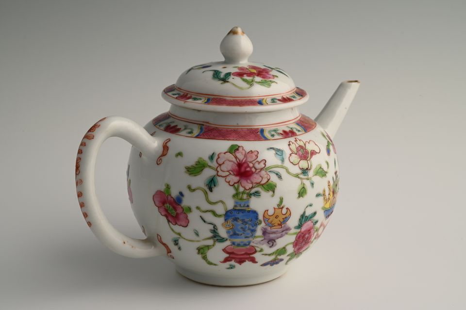 A Chinese porcelain teapot - image 5