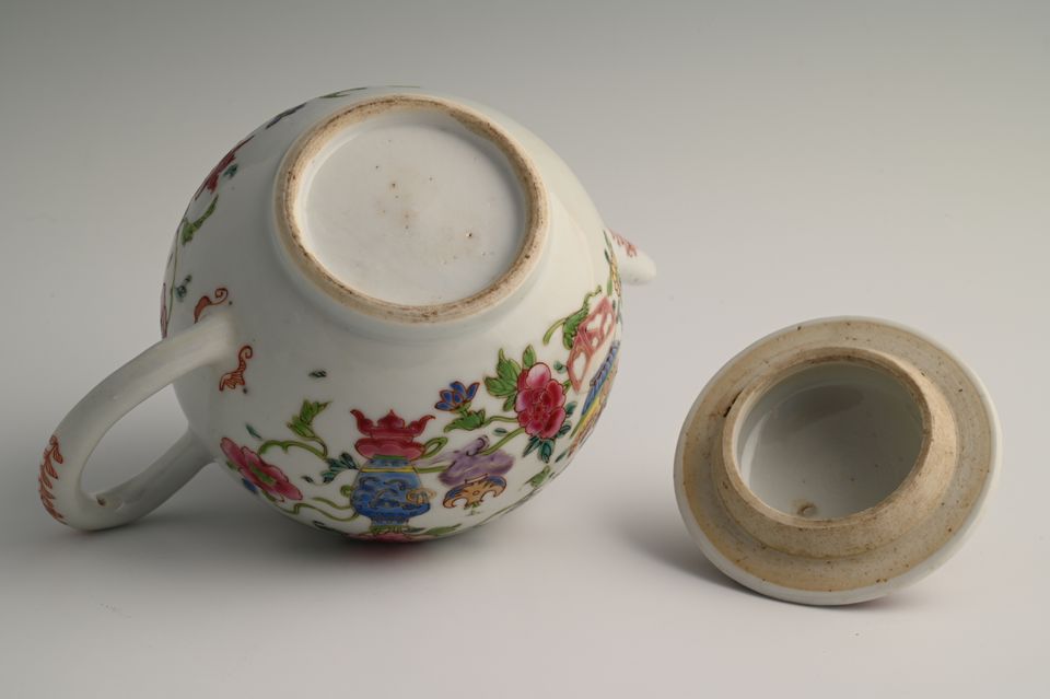 A Chinese porcelain teapot - image 7