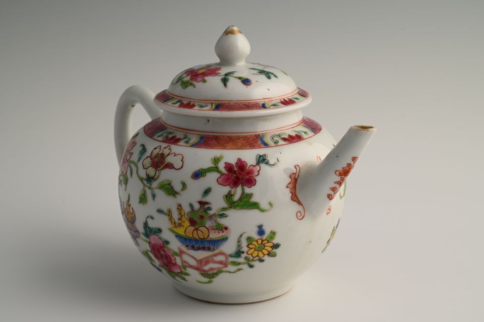 A Chinese porcelain teapot - image 4