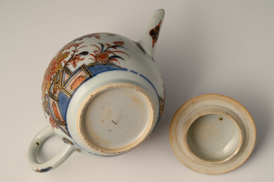 A Chinese porcelain Imari teapot with floral decor - image 6
