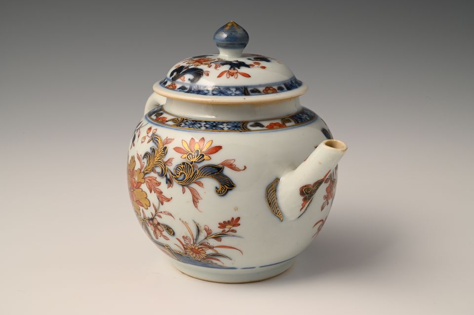 A Chinese porcelain Imari teapot with floral decor - image 2