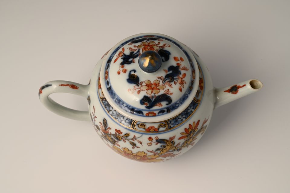 A Chinese porcelain Imari teapot with floral decor - image 7