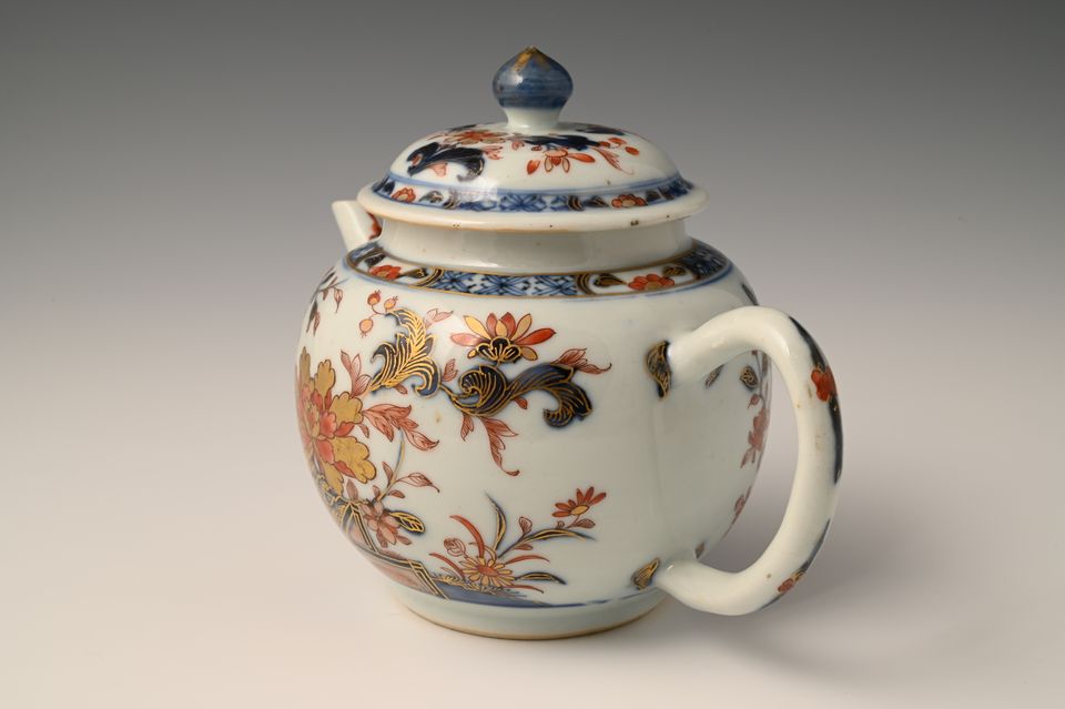 A Chinese porcelain Imari teapot with floral decor - image 4