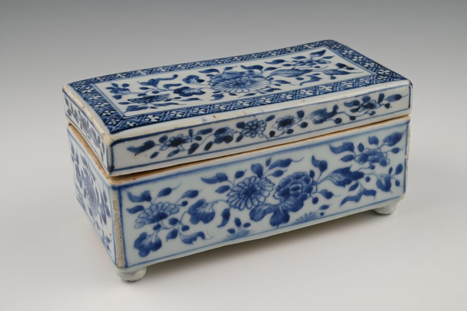 A rare Chinese porcelain inkwell - image 2