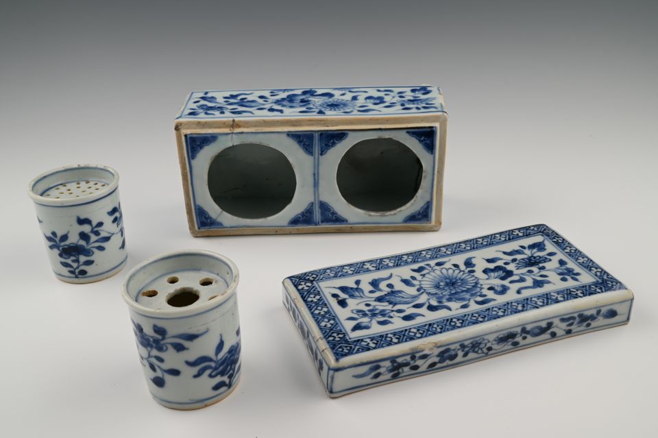 A rare Chinese porcelain inkwell - image 3