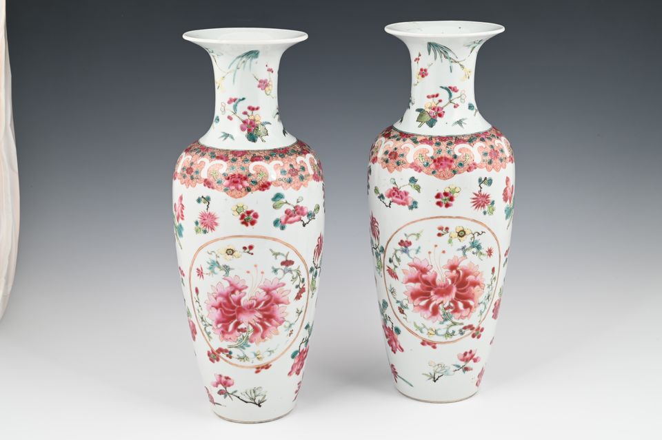 A pair of Chinese porcelain Famille Rose baluster Vases. - image 4