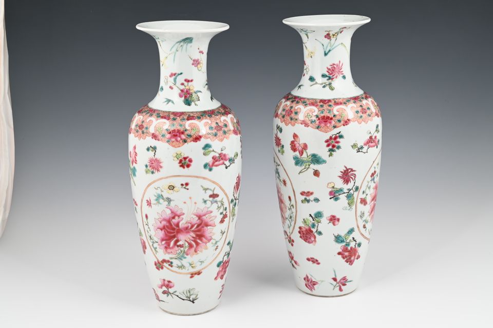 A pair of Chinese porcelain Famille Rose baluster Vases. - image 3