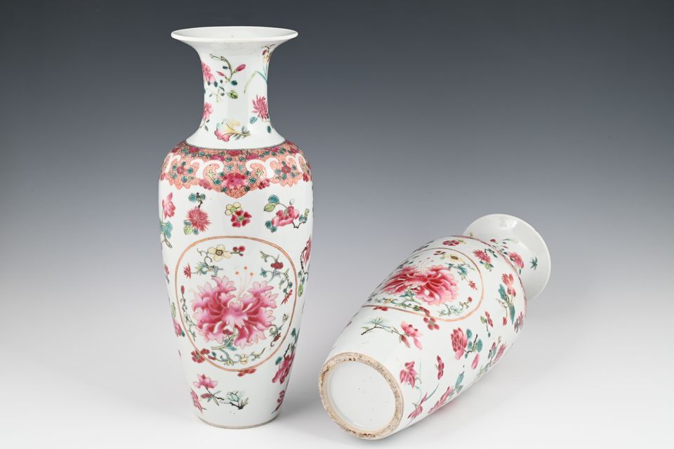 A pair of Chinese porcelain Famille Rose baluster Vases. - image 7