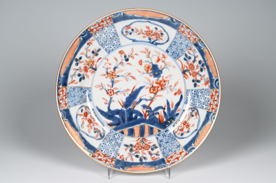 A set of six Chinese Imari dishes - image 2