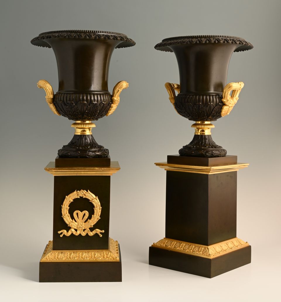 Een stel vuurverguld en gepatineerde bronzen Empire siervasen - afbeelding 2