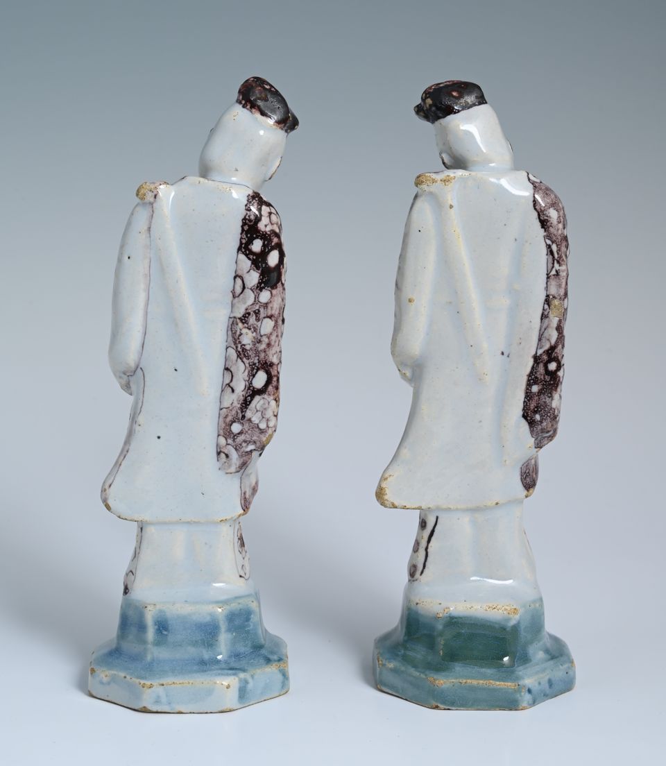 Een stel Delfts aardewerk chinoiserie sculpturen - afbeelding 2