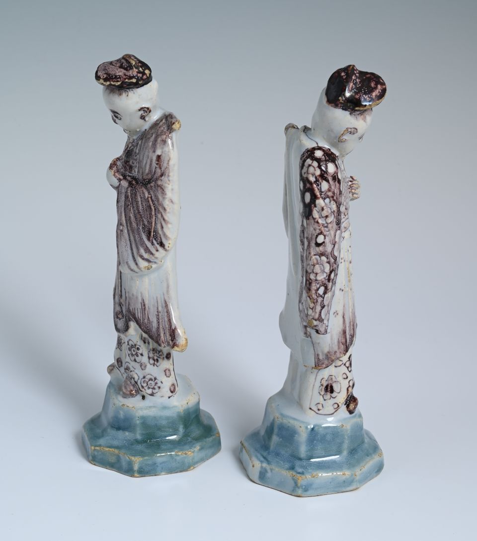 Een stel Delfts aardewerk chinoiserie sculpturen - afbeelding 3