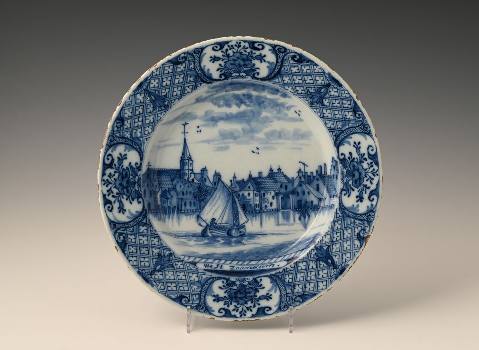A pair of Delftware plates - image 4