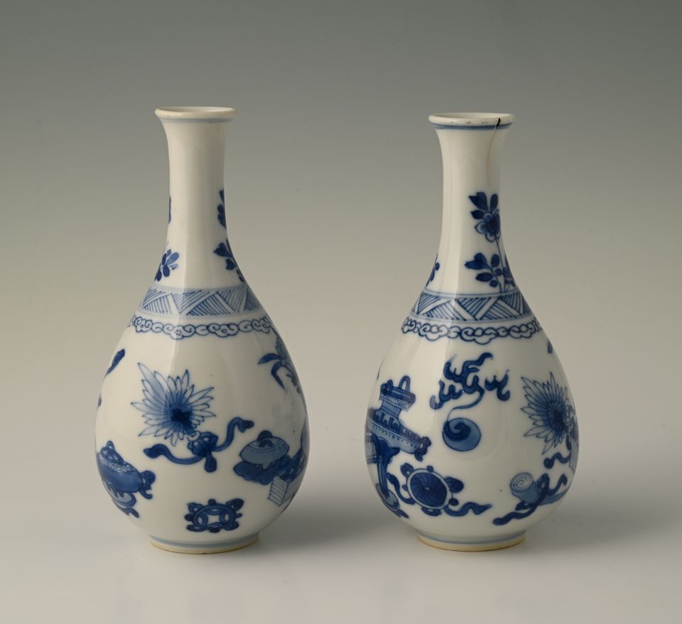A pair of Chinese porcelain vases - image 3