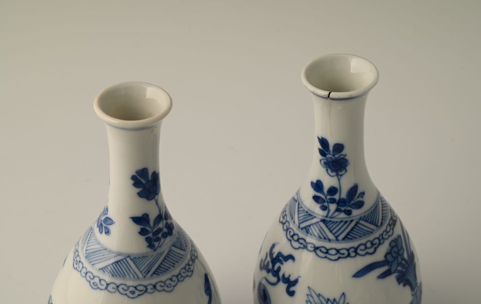 A pair of Chinese porcelain vases - image 8