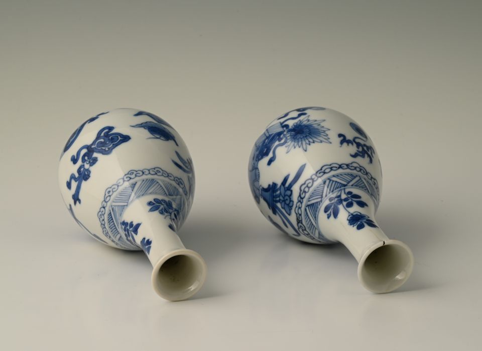 A pair of Chinese porcelain vases - image 7