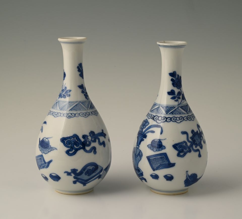 A pair of Chinese porcelain vases - image 5