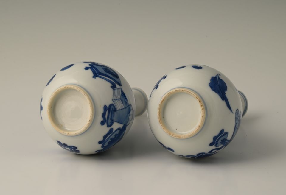 A pair of Chinese porcelain vases - image 6