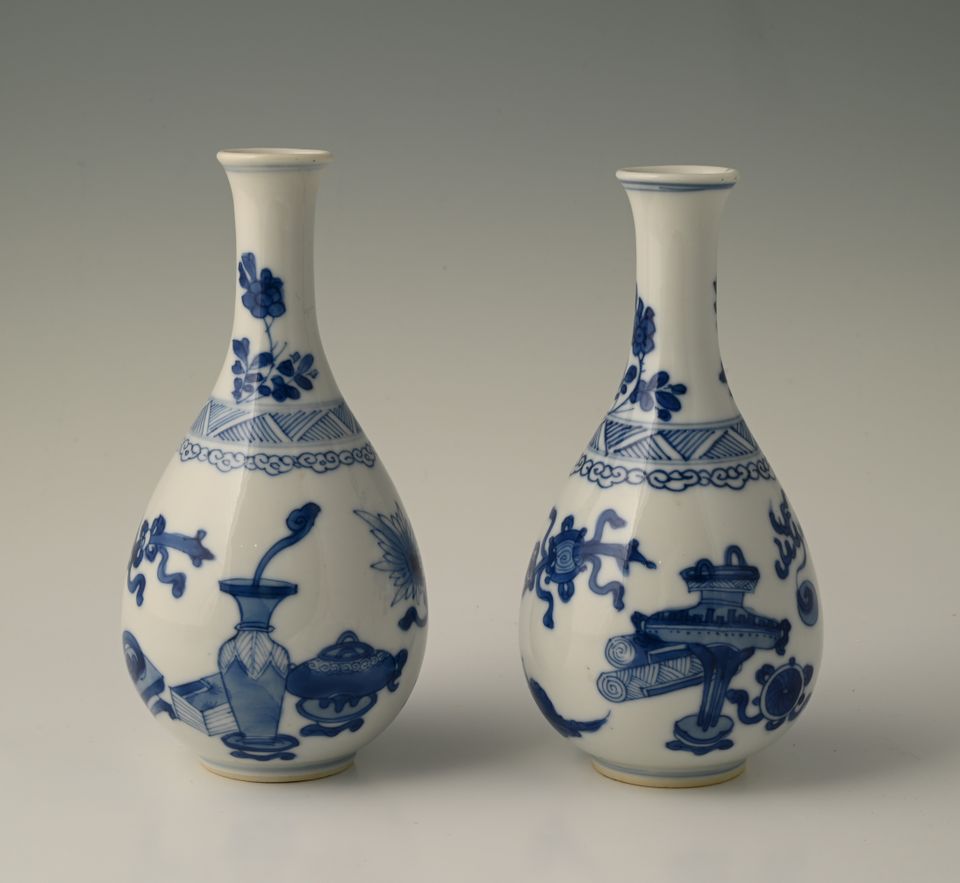 A pair of Chinese porcelain vases - image 4