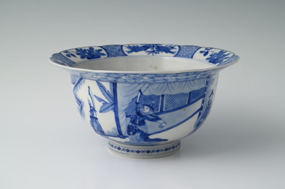 A Japanese porcelain “Klapmuts” bowl - image 2
