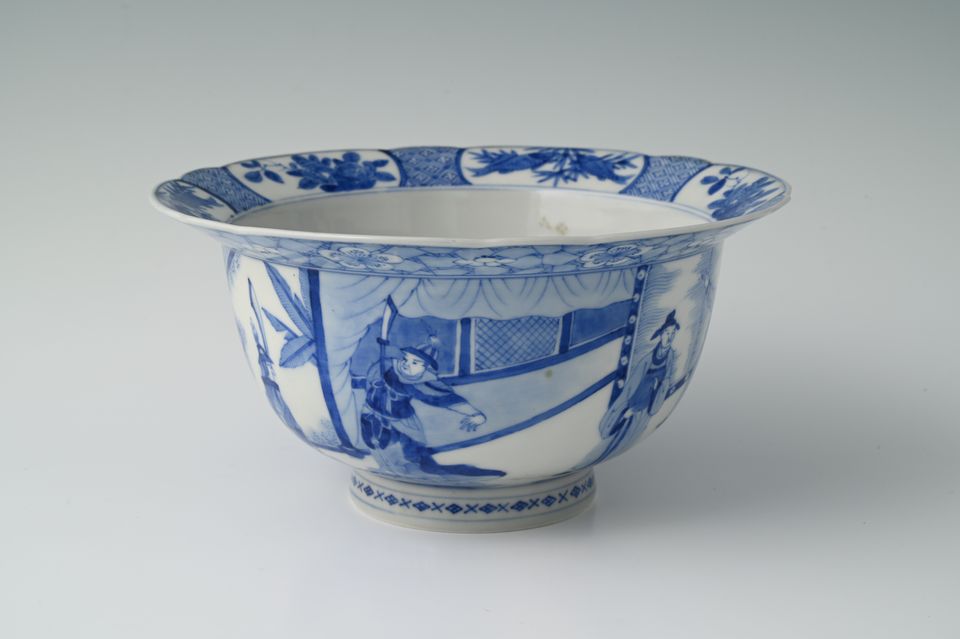 A Japanese porcelain “Klapmuts” bowl - image 4