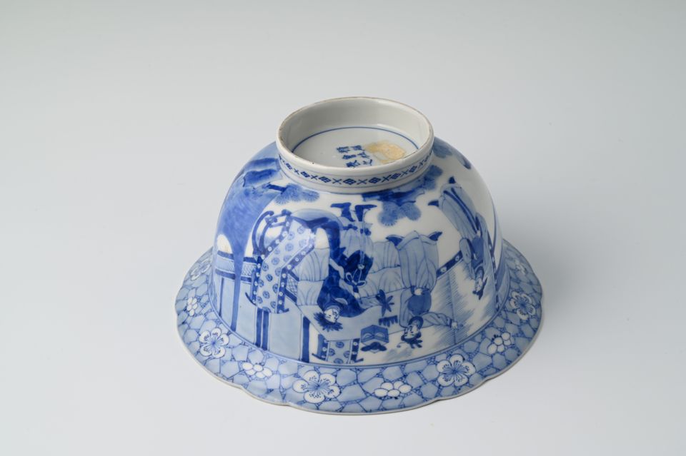 A Japanese porcelain “Klapmuts” bowl - image 7