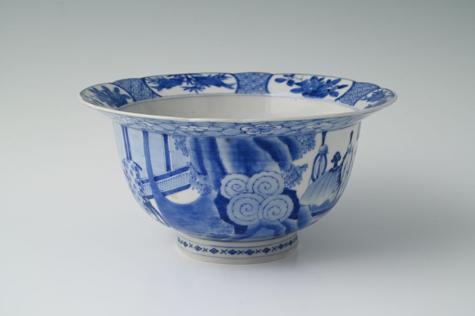 A Japanese porcelain “Klapmuts” bowl - image 5