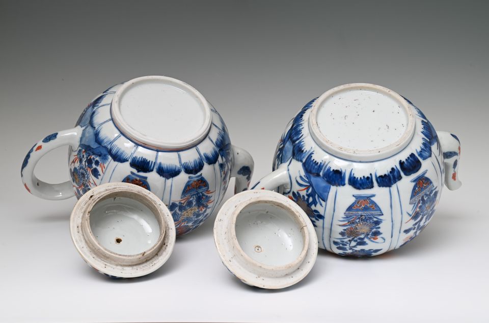 Een paar grote Chinese Imari theepotten - afbeelding 6