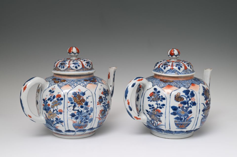 Een paar grote Chinese Imari theepotten - afbeelding 3