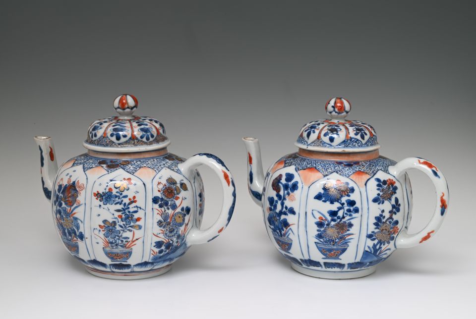 Een paar grote Chinese Imari theepotten - afbeelding 2