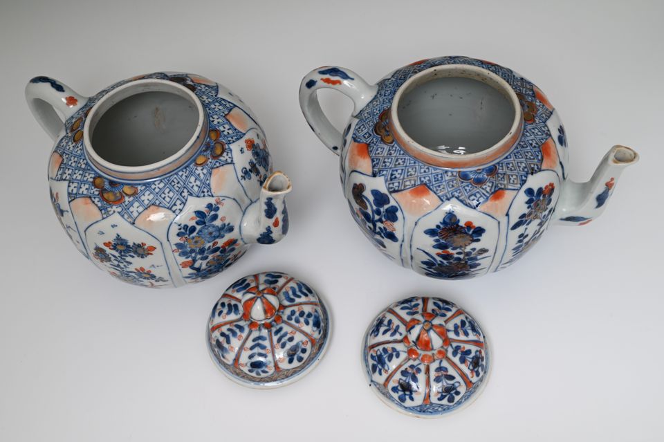 Een paar grote Chinese Imari theepotten - afbeelding 7