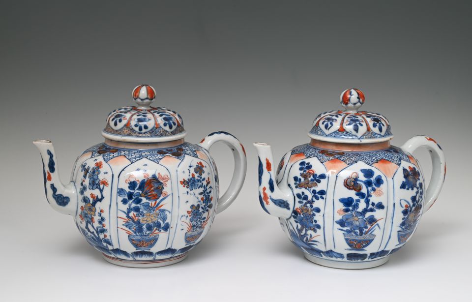 Een paar grote Chinese Imari theepotten - afbeelding 5