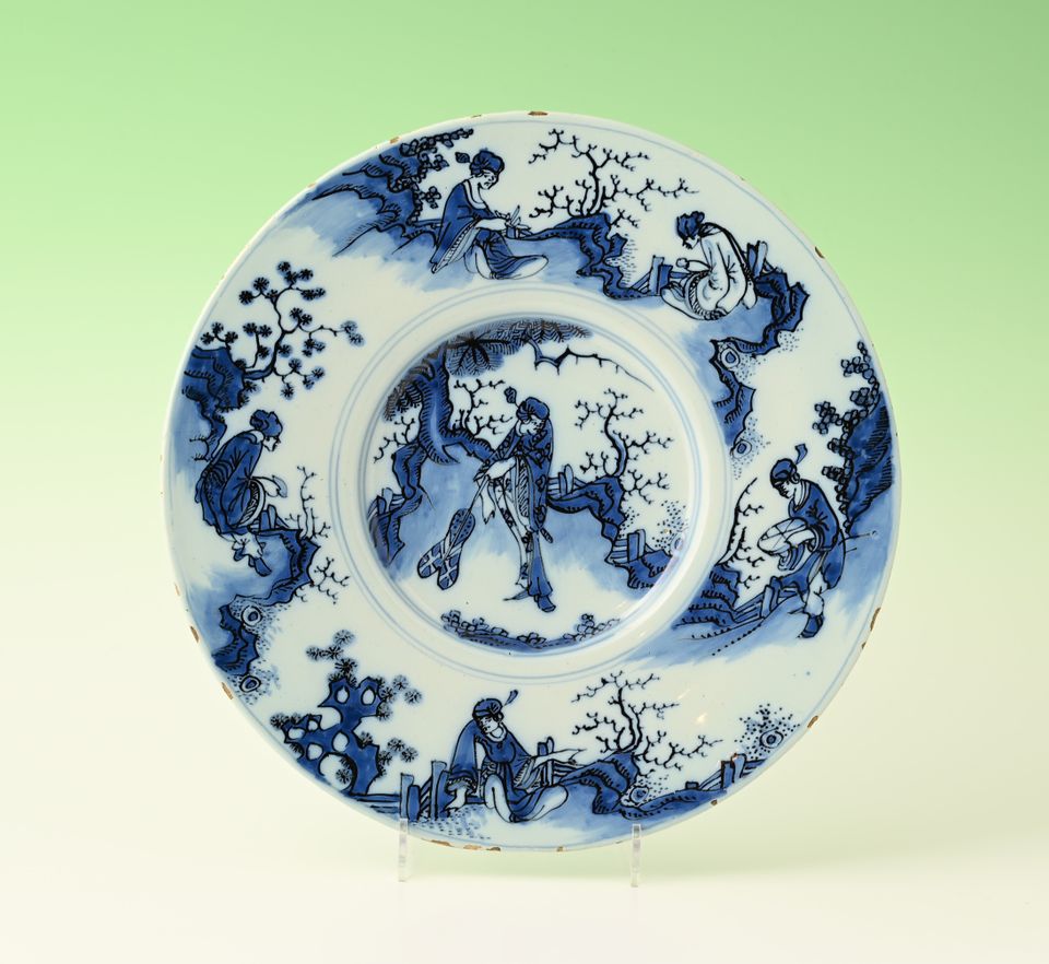 A pair of Delftware Chinoiserie plates - image 4