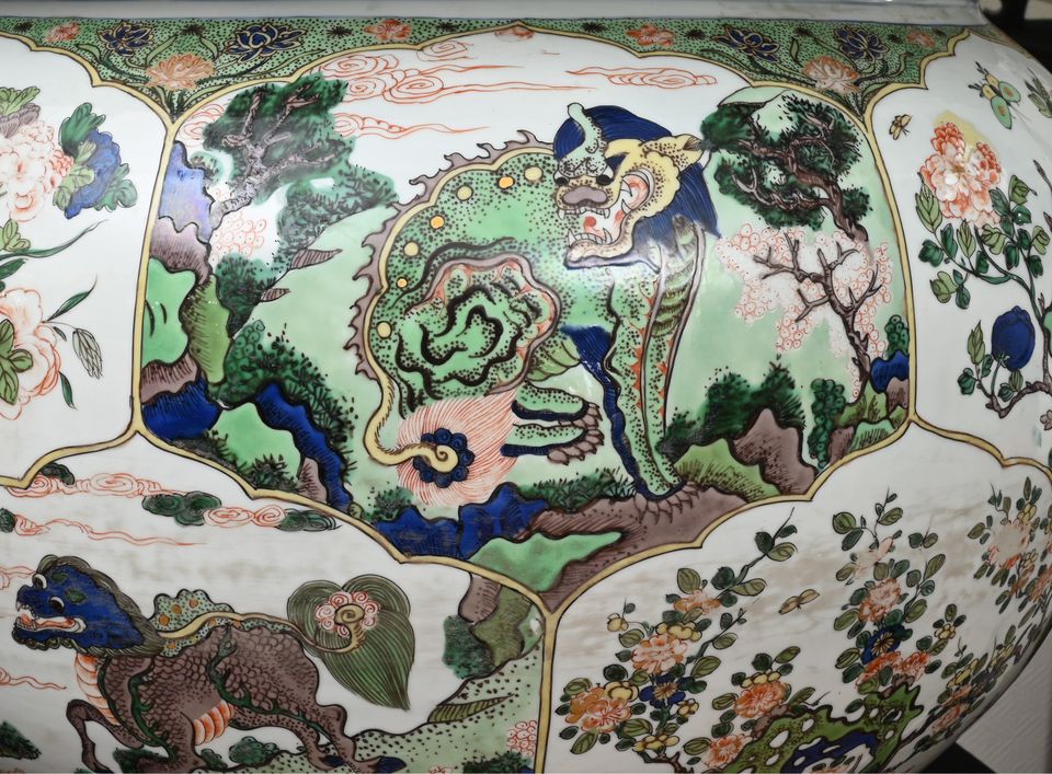 Een indrukwekkend paar zeer grote vissenkommen/cachepots in Kangxi-stijl. - afbeelding 4