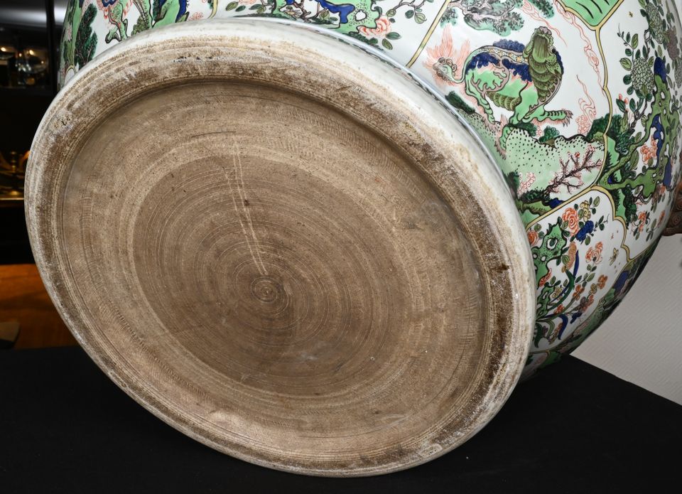 Een indrukwekkend paar zeer grote vissenkommen/cachepots in Kangxi-stijl. - afbeelding 5