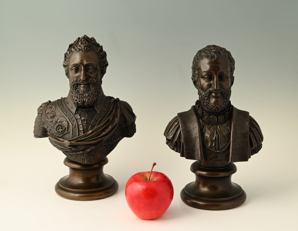 A pair of bronze busts - image 2