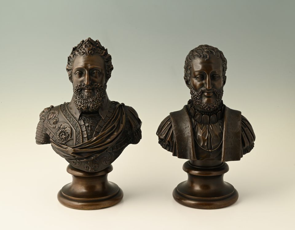 A pair of bronze busts - image 3