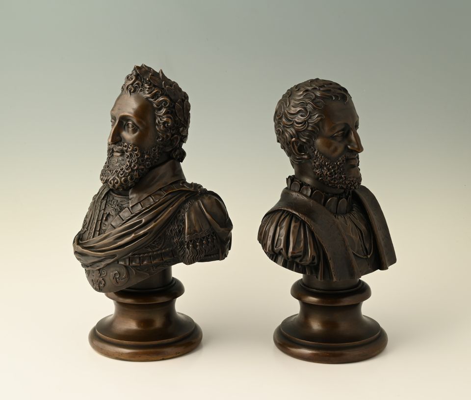 A pair of bronze busts - image 5