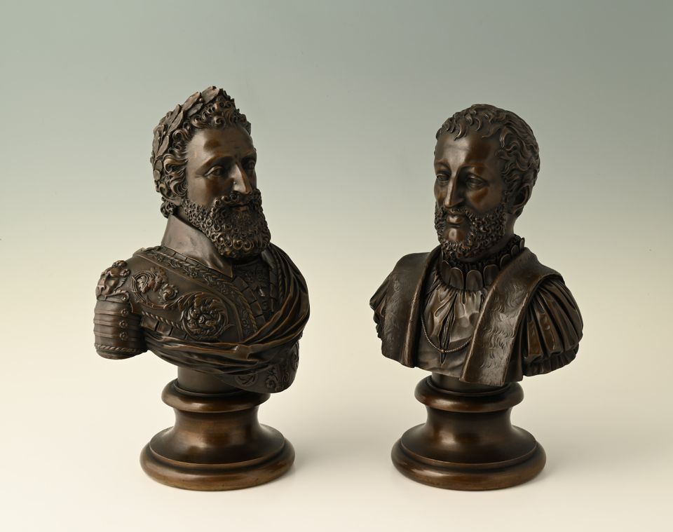 A pair of bronze busts - image 4