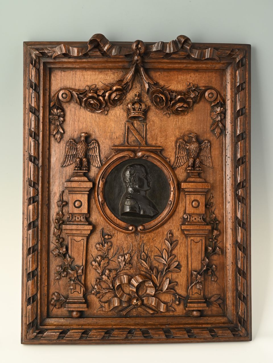 Een fraai gesneden houten lijst met in het midden een bronzen medaillon van Napoleon I - afbeelding 2